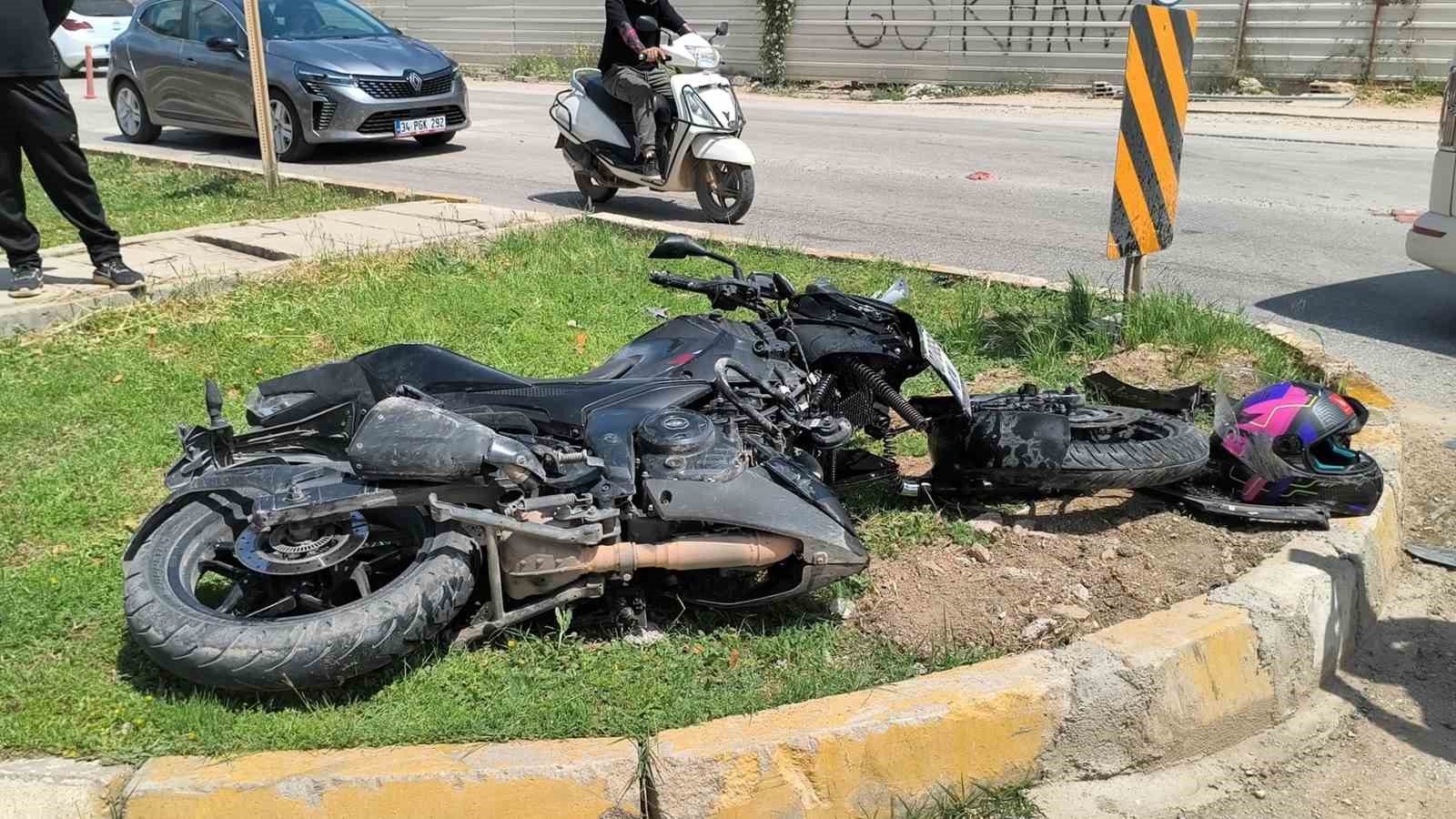 Kaza yapan motosikletli karşı yönden gelen minibüsün altında kaldı
