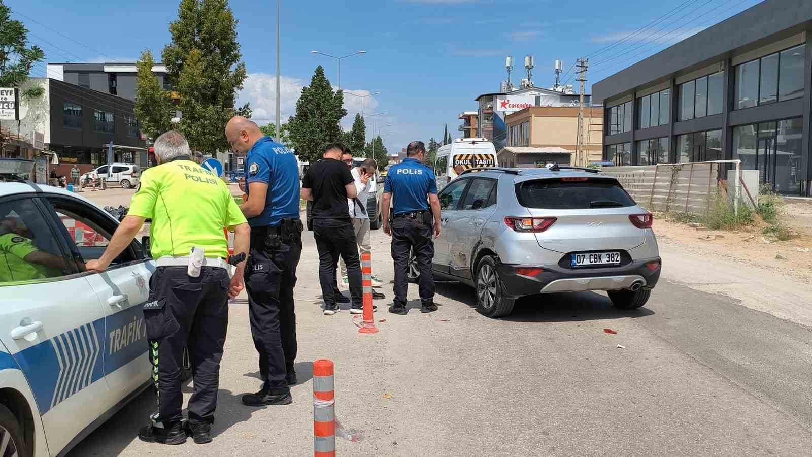 Kaza yapan motosikletli karşı yönden gelen minibüsün altında kaldı
