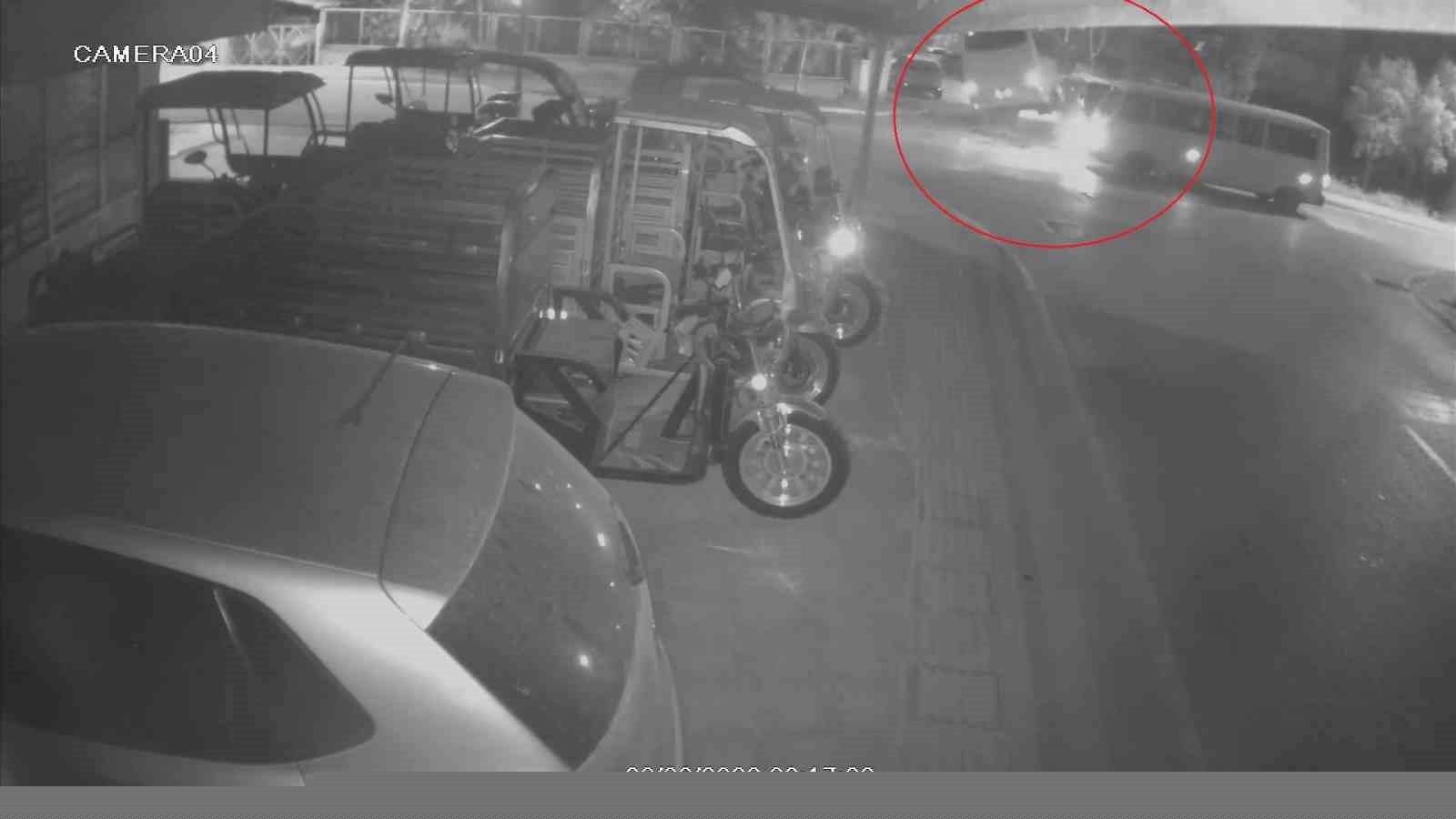 Kaza yapan otel servisi, park halindeki araçların üzerine devrildi
