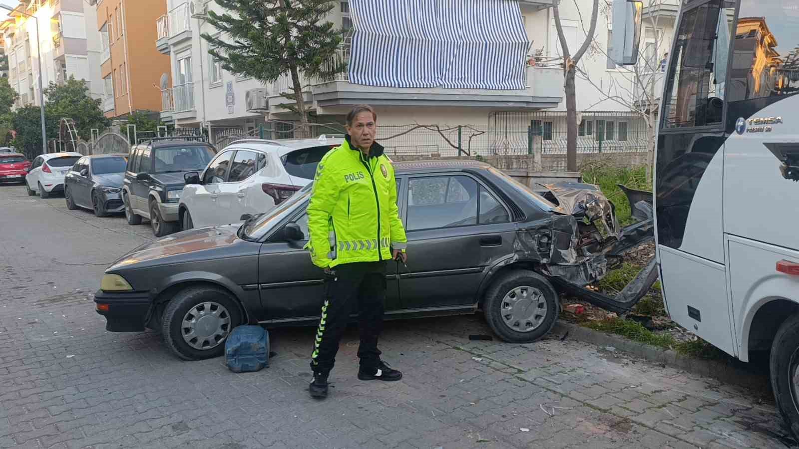 Kaza yapan otel servisi, park halindeki araçların üzerine devrildi
