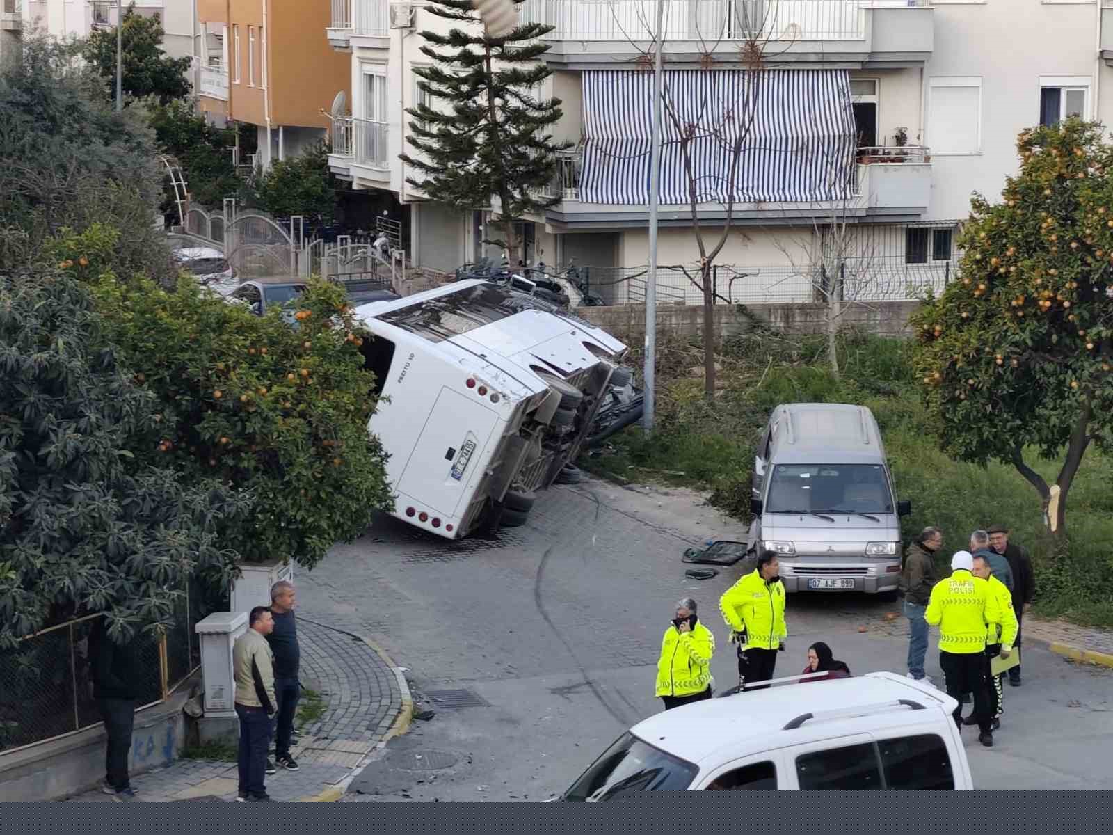 Kaza yapan otel servisi, park halindeki araçların üzerine devrildi
