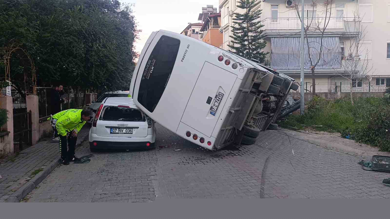 Kaza yapan otel servisi, park halindeki araçların üzerine devrildi
