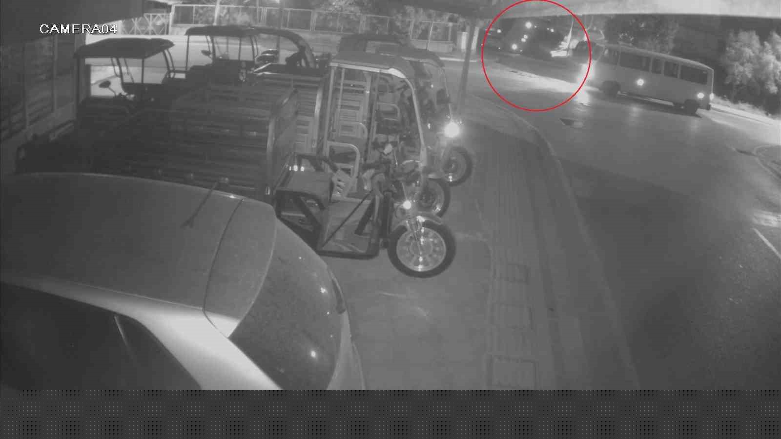 Kaza yapan otel servisi, park halindeki araçların üzerine devrildi
