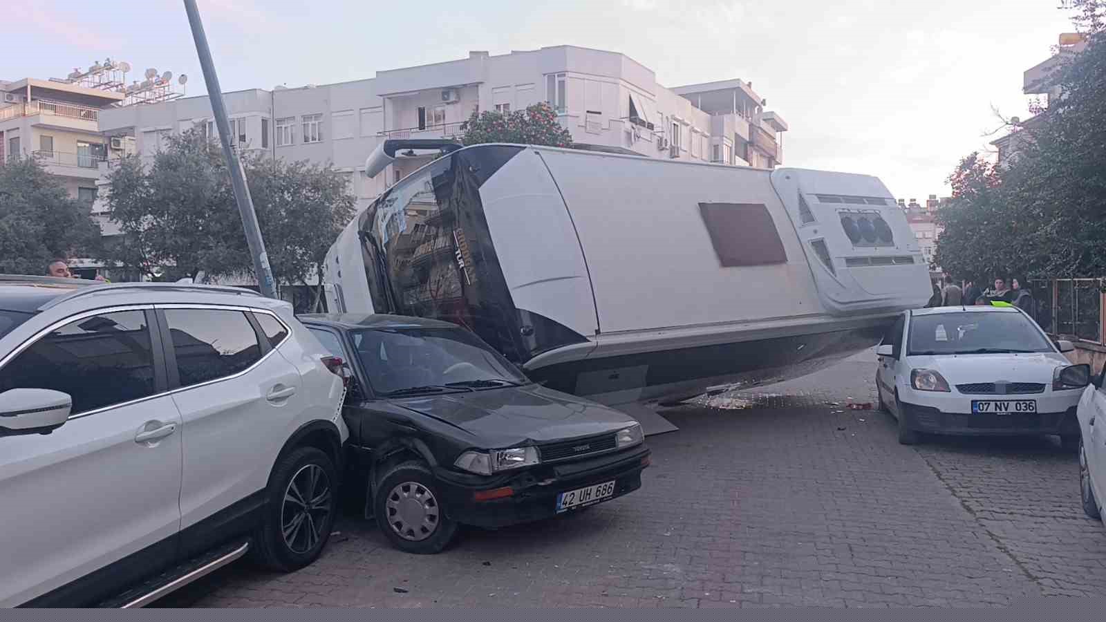 Kaza yapan otel servisi, park halindeki araçların üzerine devrildi
