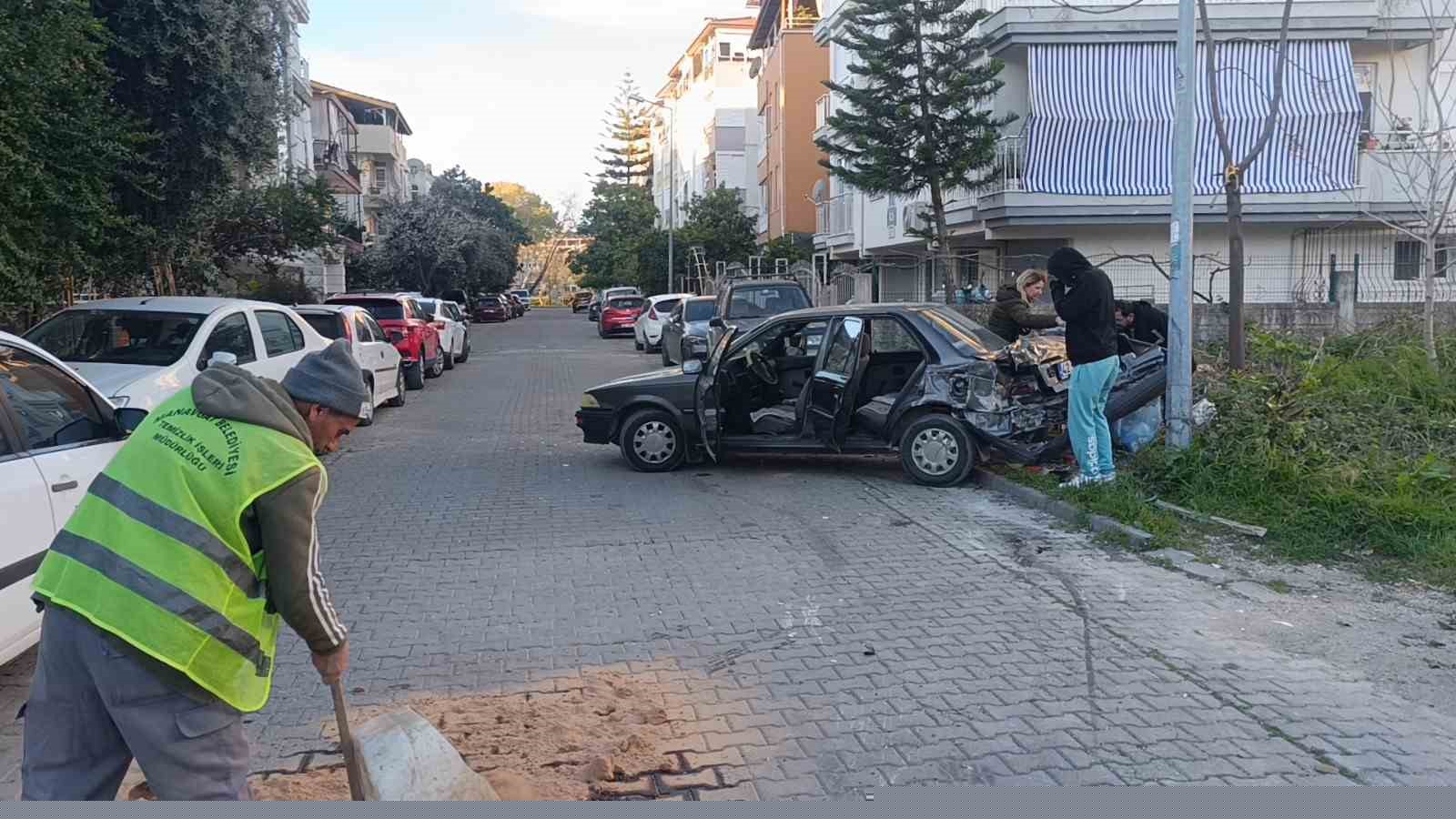 Kaza yapan otel servisi, park halindeki araçların üzerine devrildi
