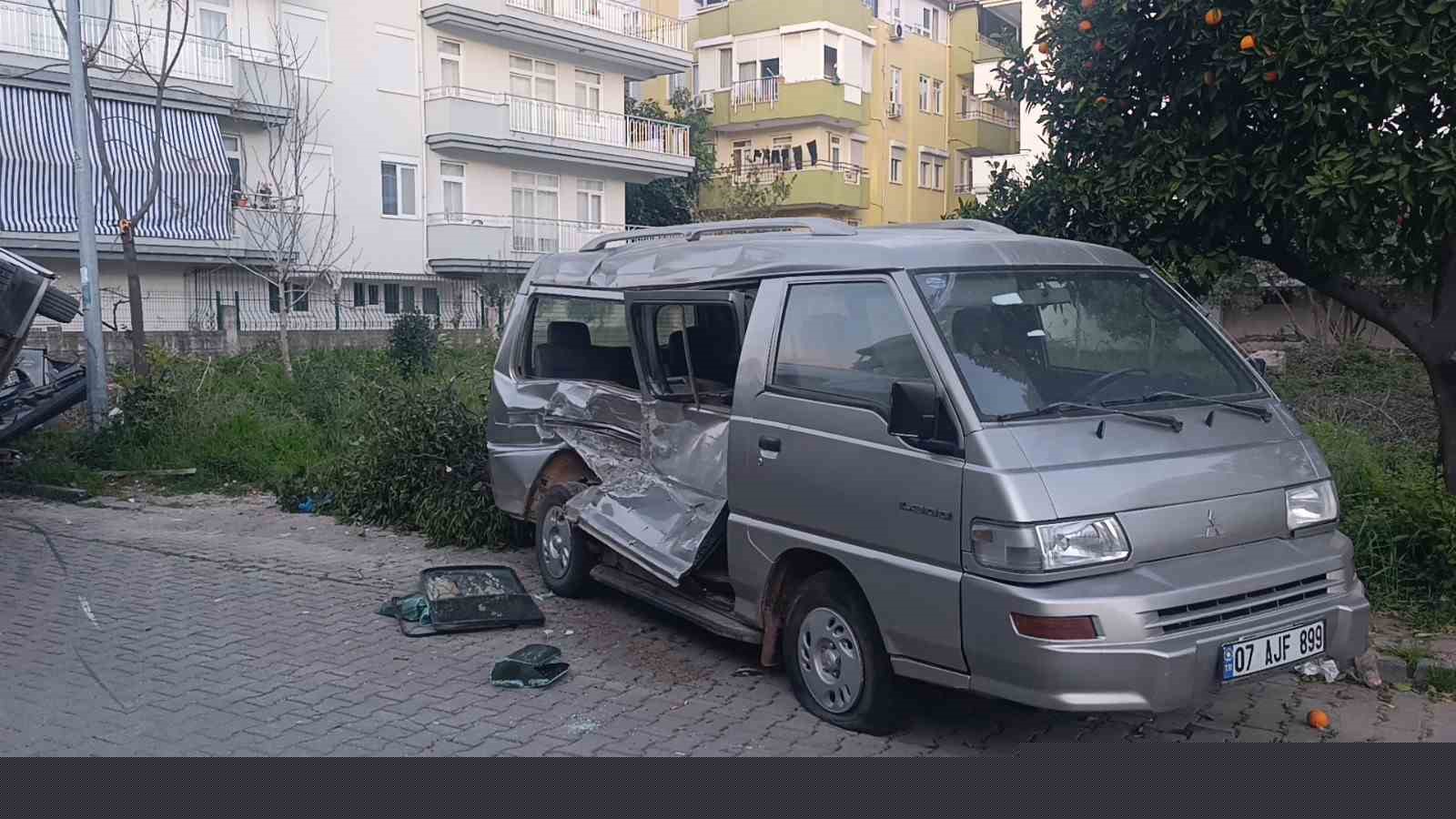 Kaza yapan otel servisi, park halindeki araçların üzerine devrildi
