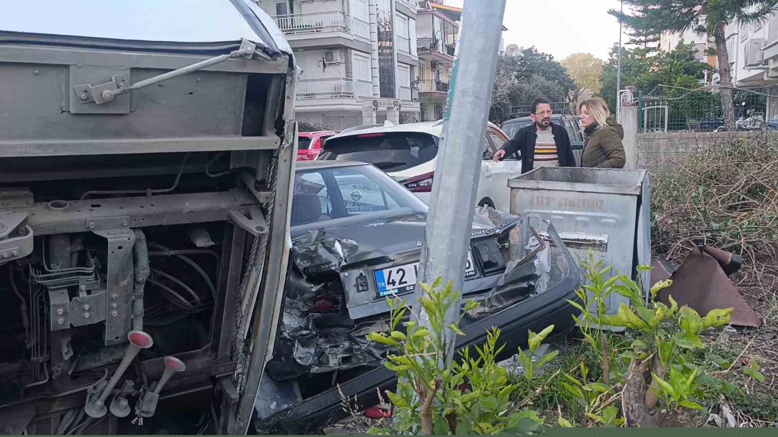 Kaza yapan otel servisi, park halindeki araçların üzerine devrildi
