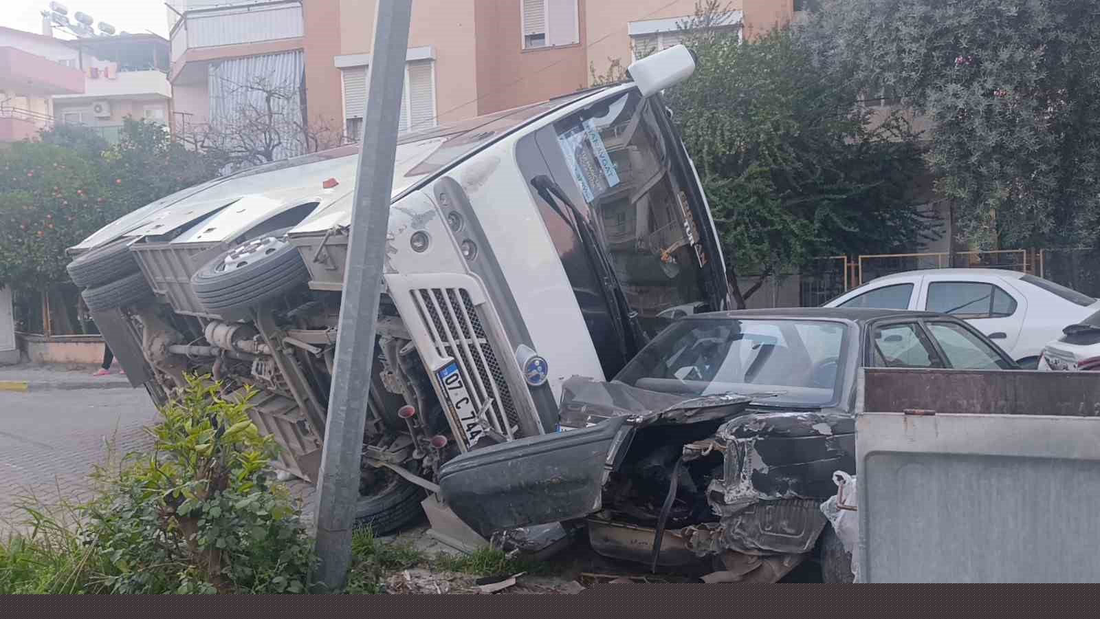 Kaza yapan otel servisi, park halindeki araçların üzerine devrildi

