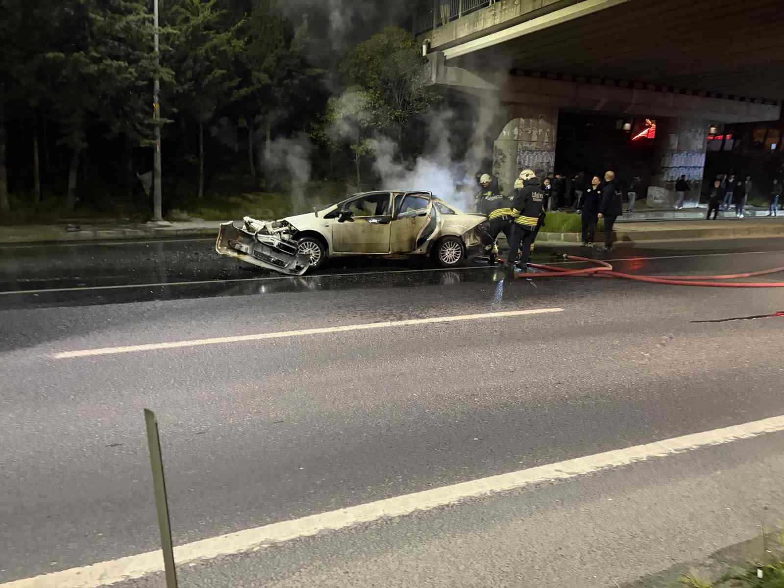 Kaza yapan otomobil alev topuna döndü: Yol trafiğe kapandı

