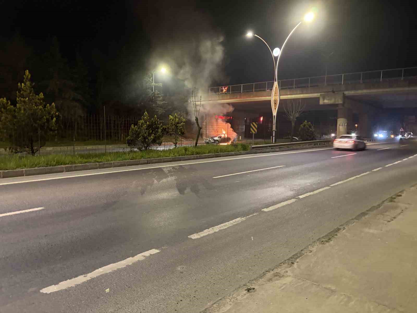 Kaza yapan otomobil alev topuna döndü: Yol trafiğe kapandı
