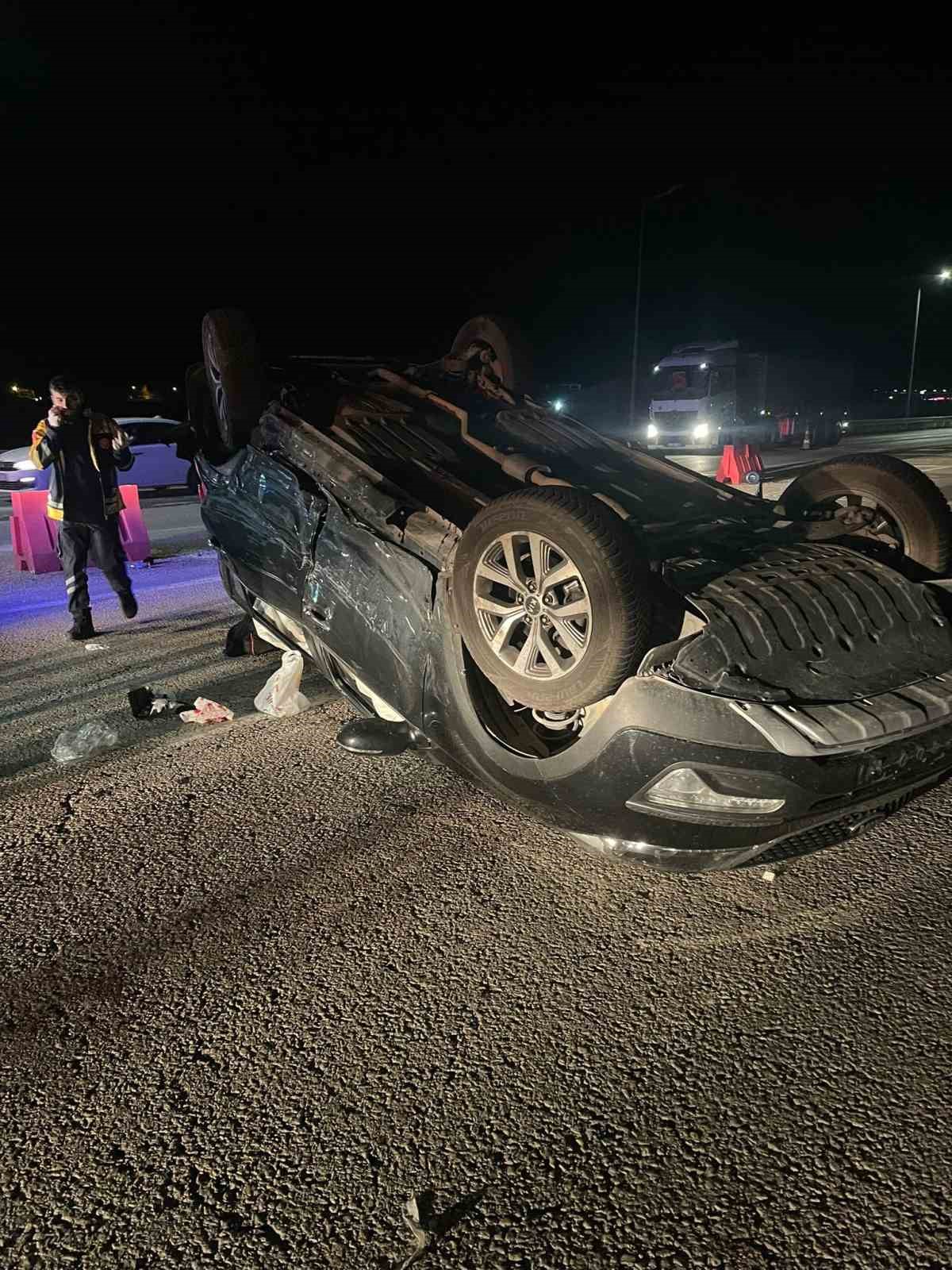 Kaza yapan otomobil ters döndü: 7 yaralı
