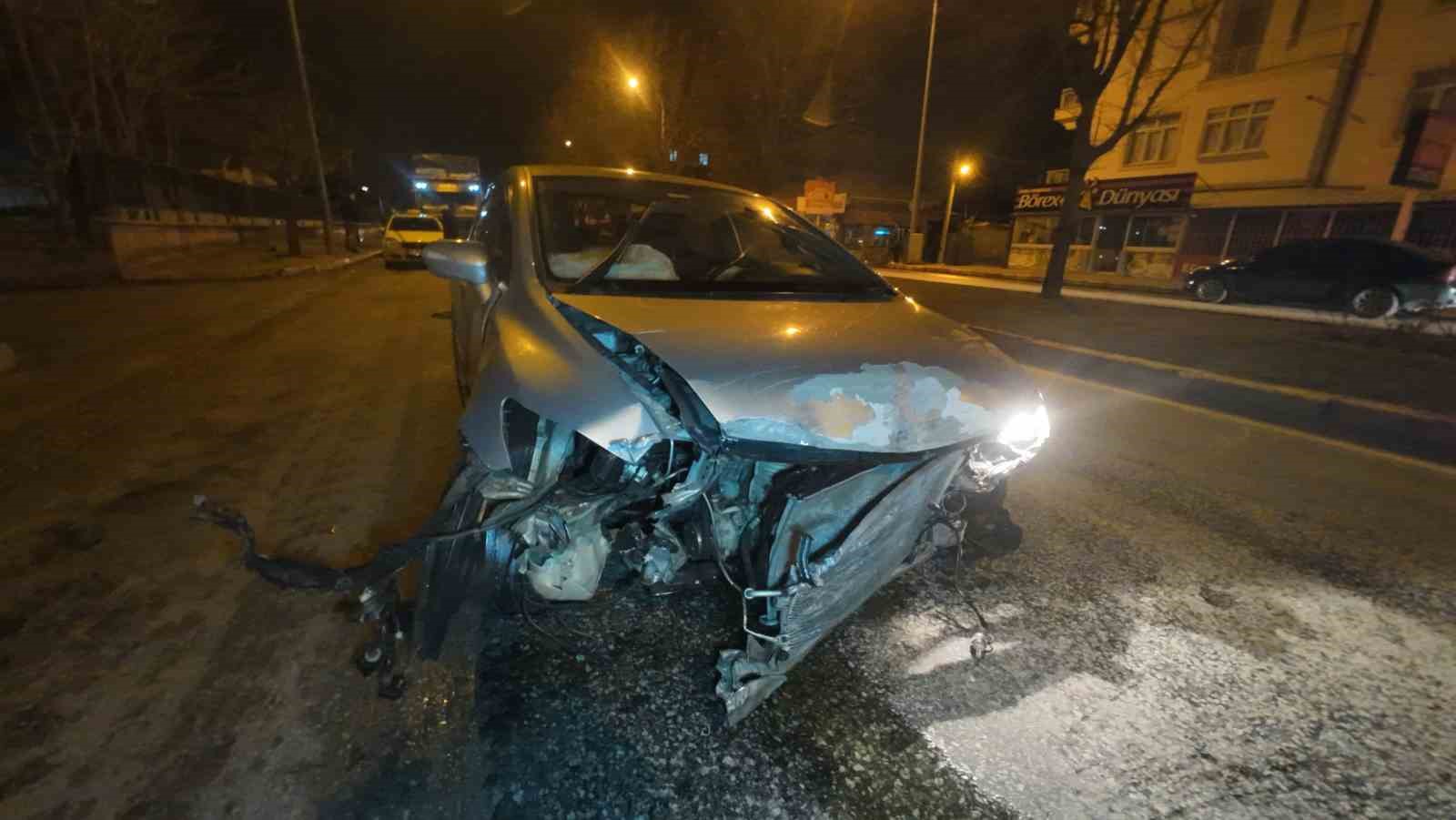 Kaza yapan otomobilin dönerek savrulduğu anlar kameraya yansıdı: 2 yaralı
