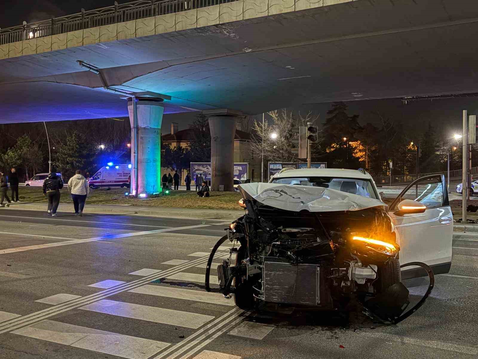 Kaza yapan sürücünün yakını sinir krizi geçirdi
