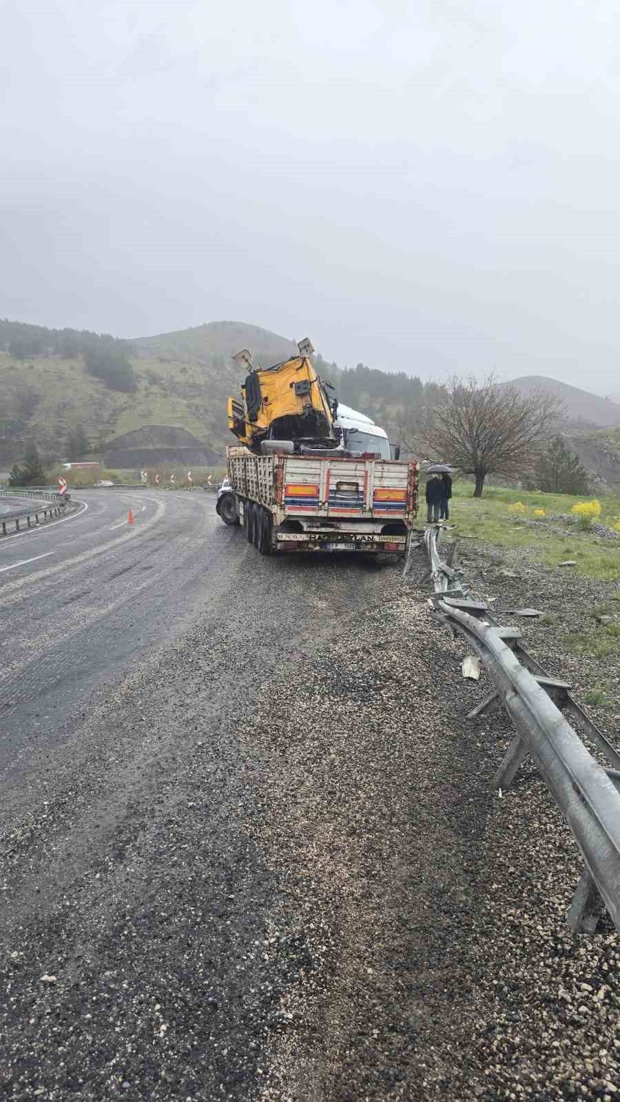 Kaza yapan tırı taşıyordu: O tır da kaza yaptı
