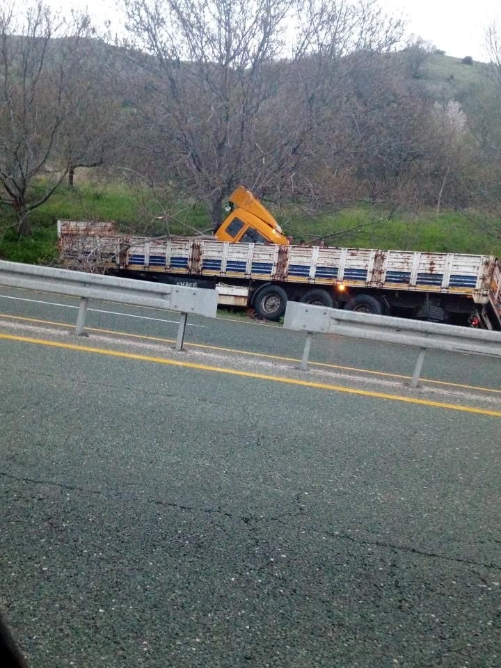 Kaza yapan tırı taşıyordu: O tır da kaza yaptı
