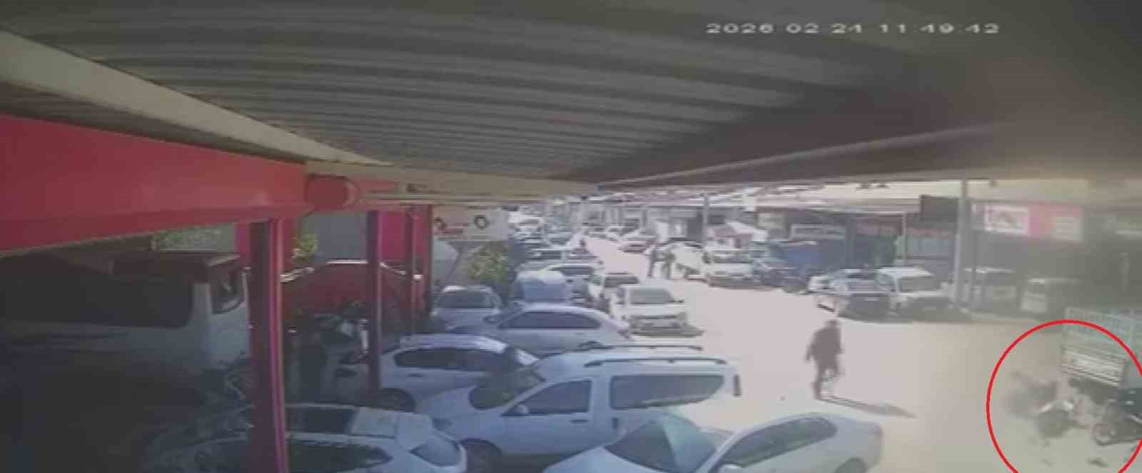 Kazada çarpışan motosiklet sürücülerinin savrulduğu anlar kamerada
