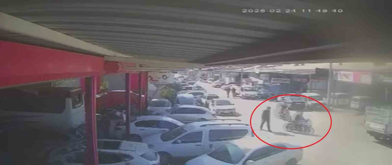 Kazada çarpışan motosiklet sürücülerinin savrulduğu anlar kamerada
