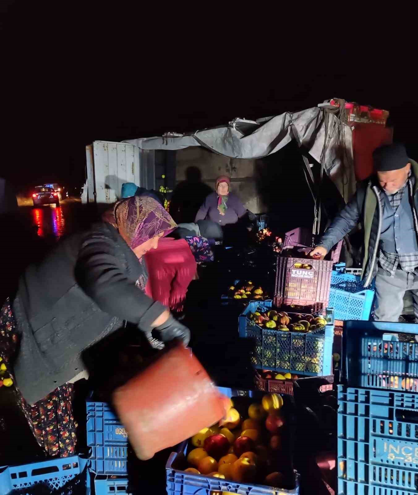 Kazada çevreye dağılan elmaları köy sakinleri topladı
