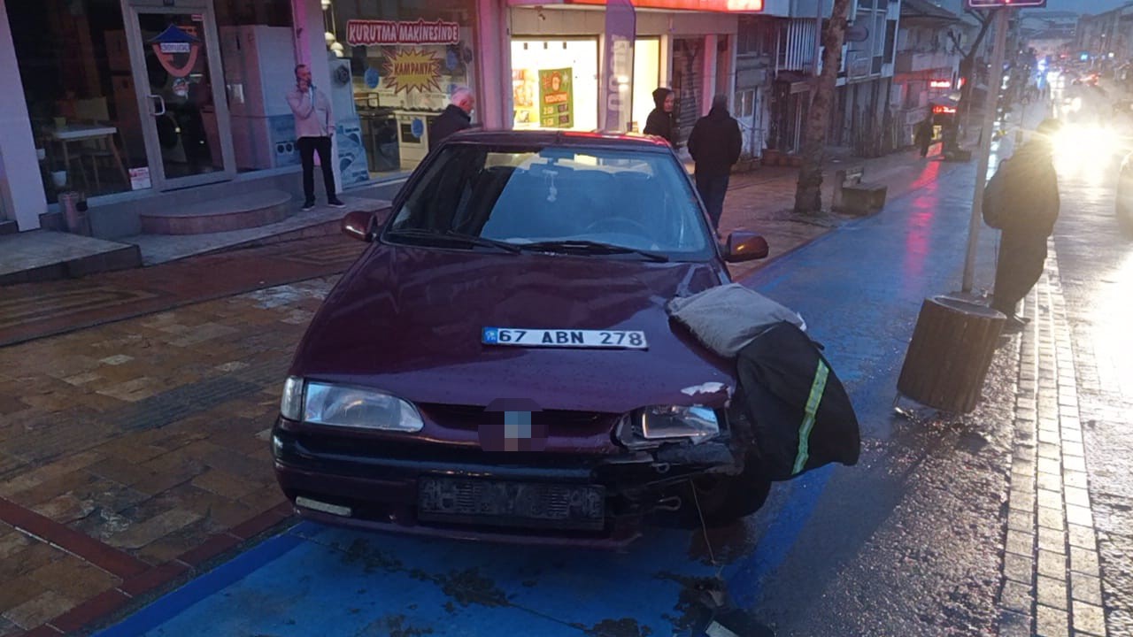 Kazada fırlayan motokurye otomobilin üzerine düştü
