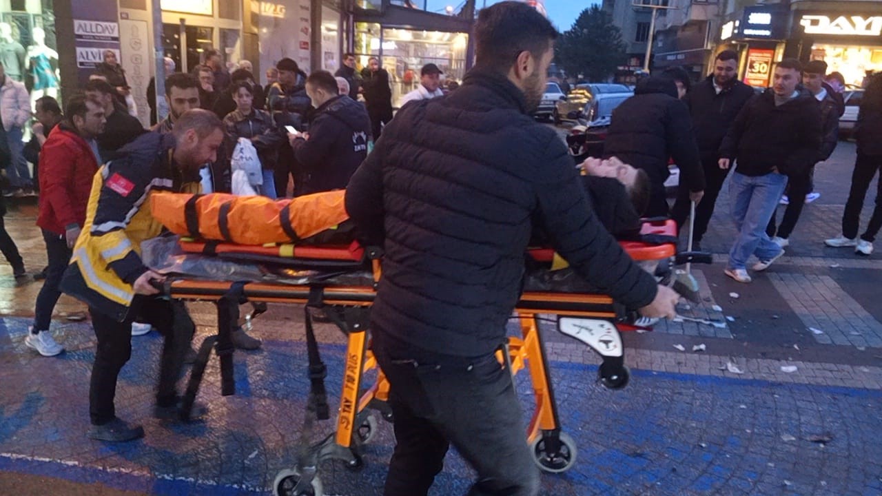 Kazada fırlayan motokurye otomobilin üzerine düştü
