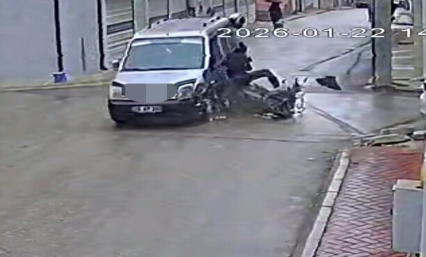 Kazada genç kurye ağır yaralandı
