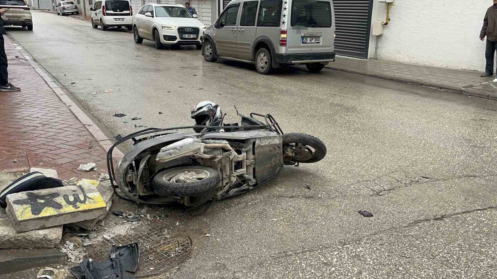 Kazada genç kurye ağır yaralandı
