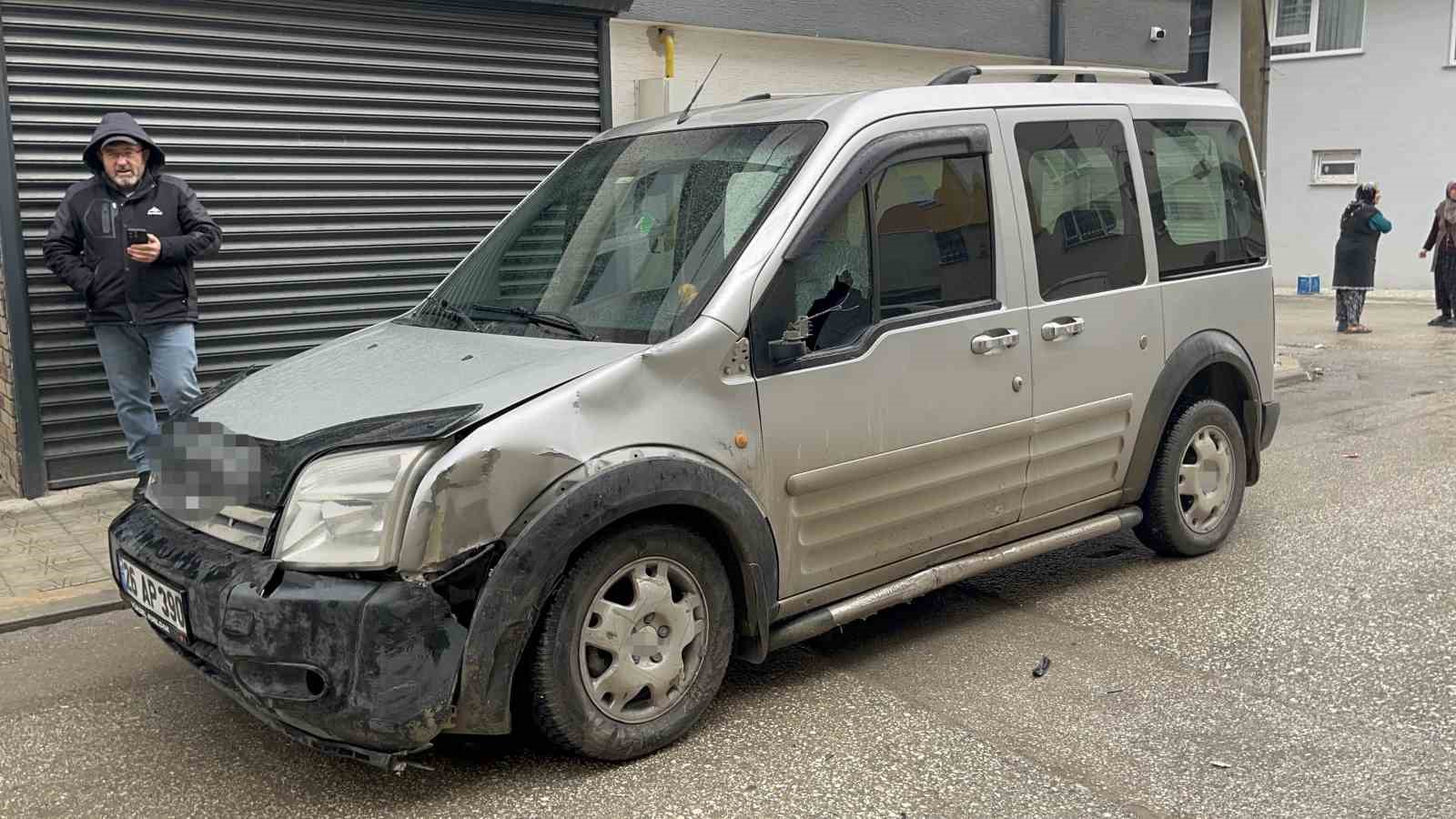 Kazada genç kurye ağır yaralandı
