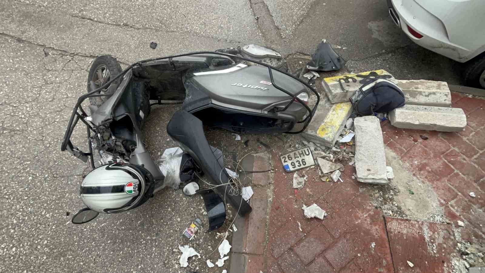 Kazada genç kurye ağır yaralandı
