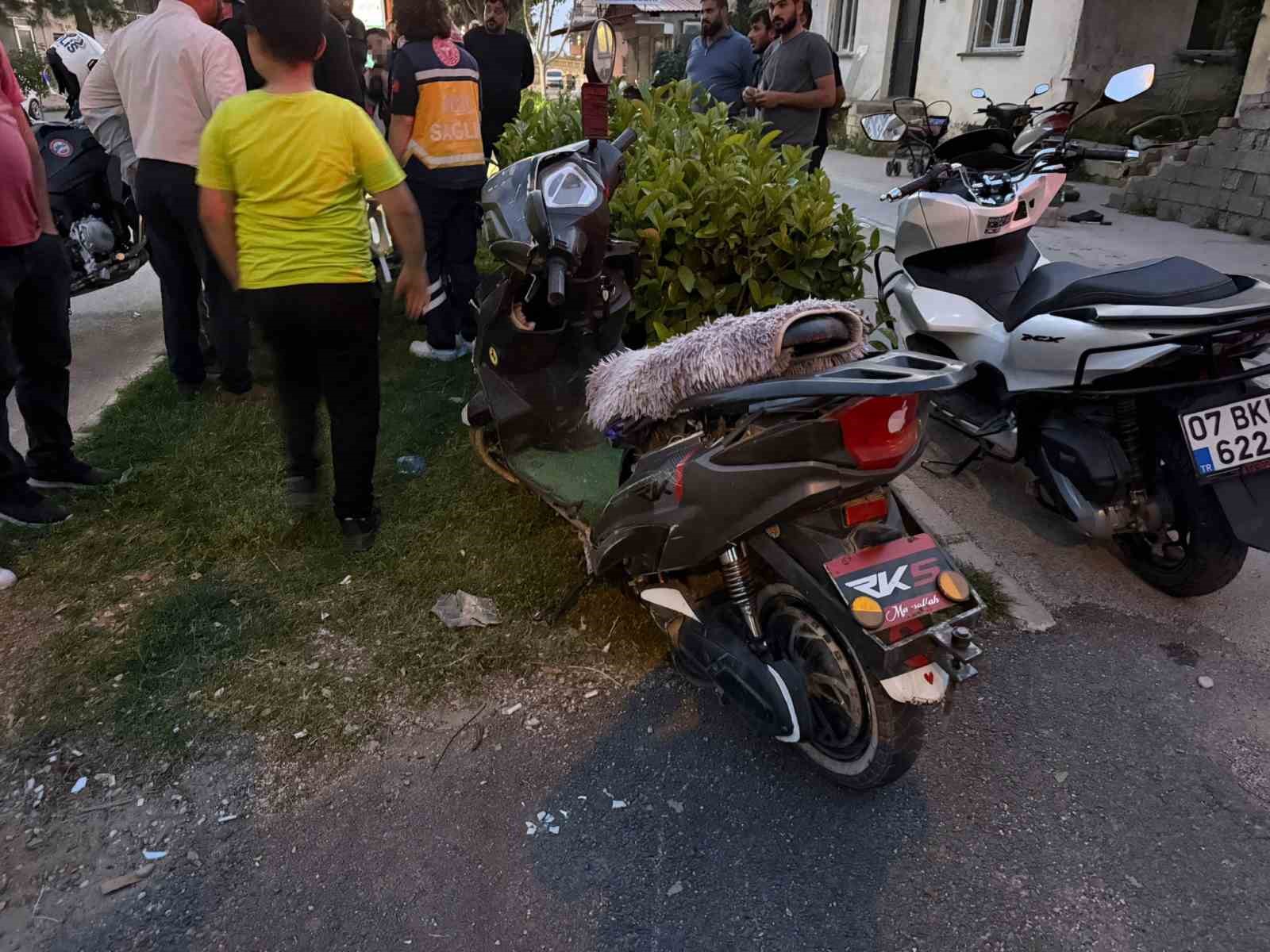 Kazada hafif yaralanan küçük kardeşleri kimse ikna edemedi: Babadan gelen telefonla ambulansa bindiler
