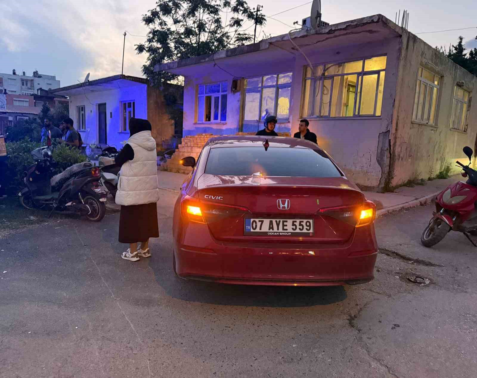 Kazada hafif yaralanan küçük kardeşleri kimse ikna edemedi: Babadan gelen telefonla ambulansa bindiler
