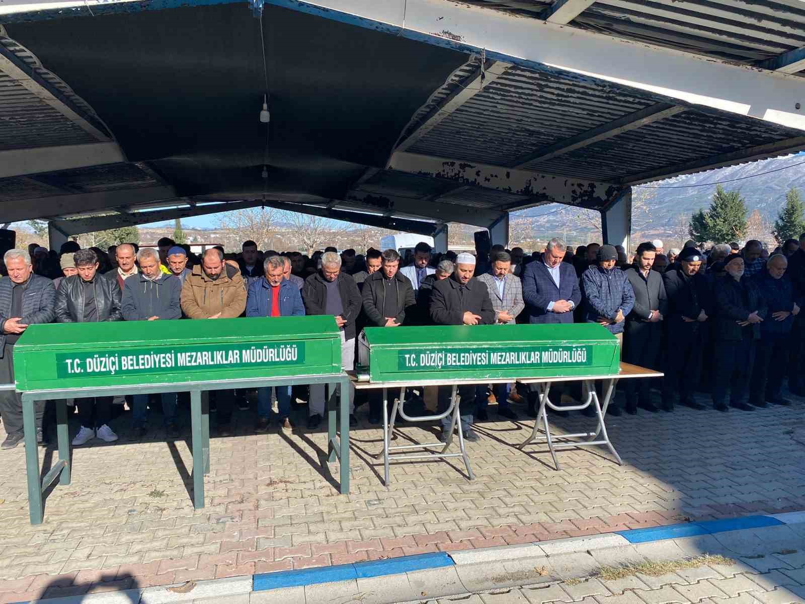 Kazada hayatını kaybeden baba ve gelin Düziçi’nde son yolculuğuna uğurlandı
Kazada hayatını kaybeden baba ve gelin Düziçi’nde son yolculuğuna uğurlandı