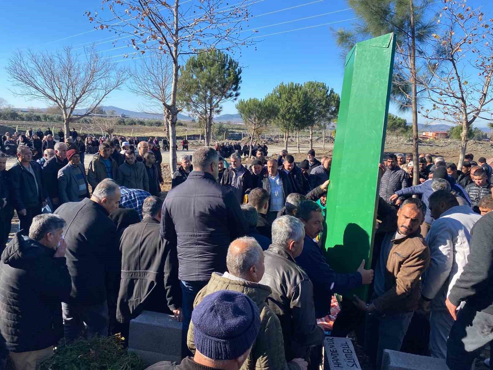 Kazada hayatını kaybeden baba ve gelin Düziçi’nde son yolculuğuna uğurlandı
Kazada hayatını kaybeden baba ve gelin Düziçi’nde son yolculuğuna uğurlandı