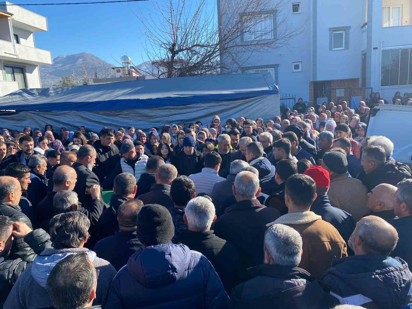 Kazada hayatını kaybeden baba ve gelin Düziçi’nde son yolculuğuna uğurlandı
Kazada hayatını kaybeden baba ve gelin Düziçi’nde son yolculuğuna uğurlandı