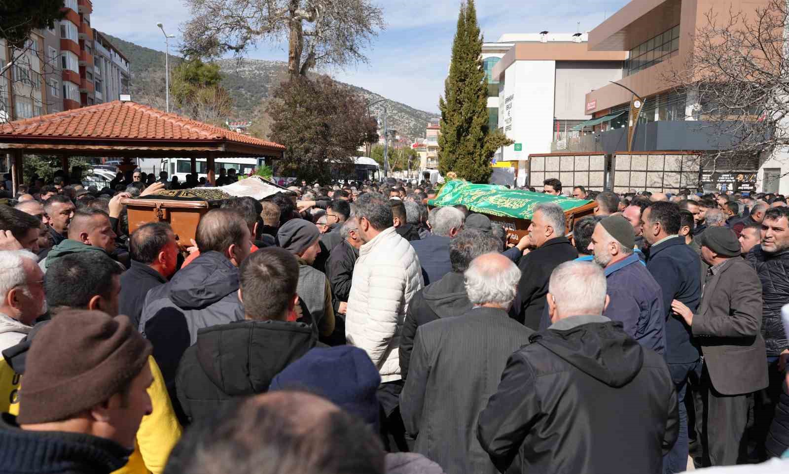 Kazada hayatını kaybeden baba ve oğlu son yolculuklarına uğurlandı
