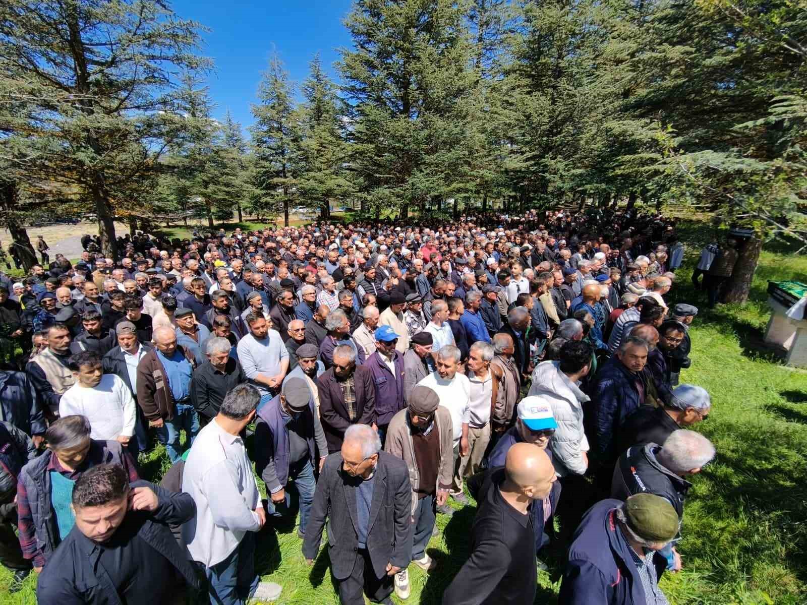 Kazada hayatını kaybeden kamyon sürücüsü son yolcuğuna uğurlandı
