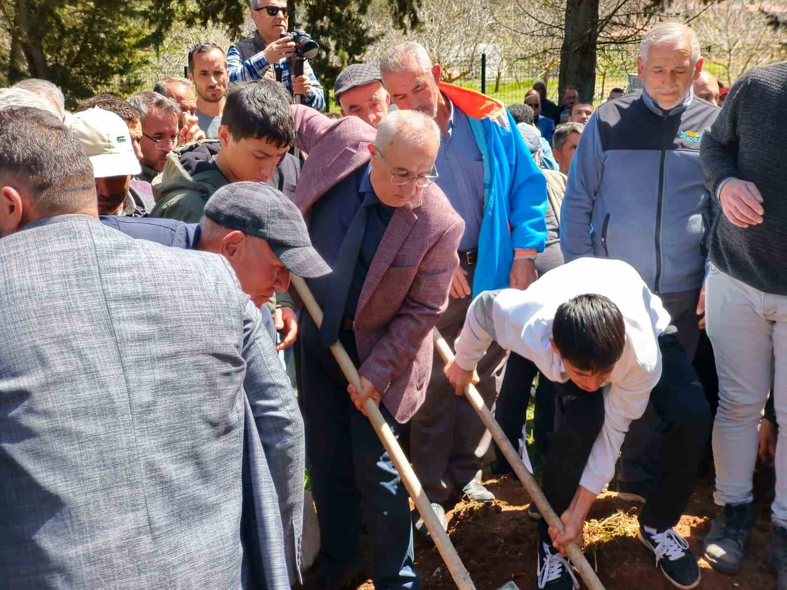 Kazada hayatını kaybeden kamyon sürücüsü son yolcuğuna uğurlandı
