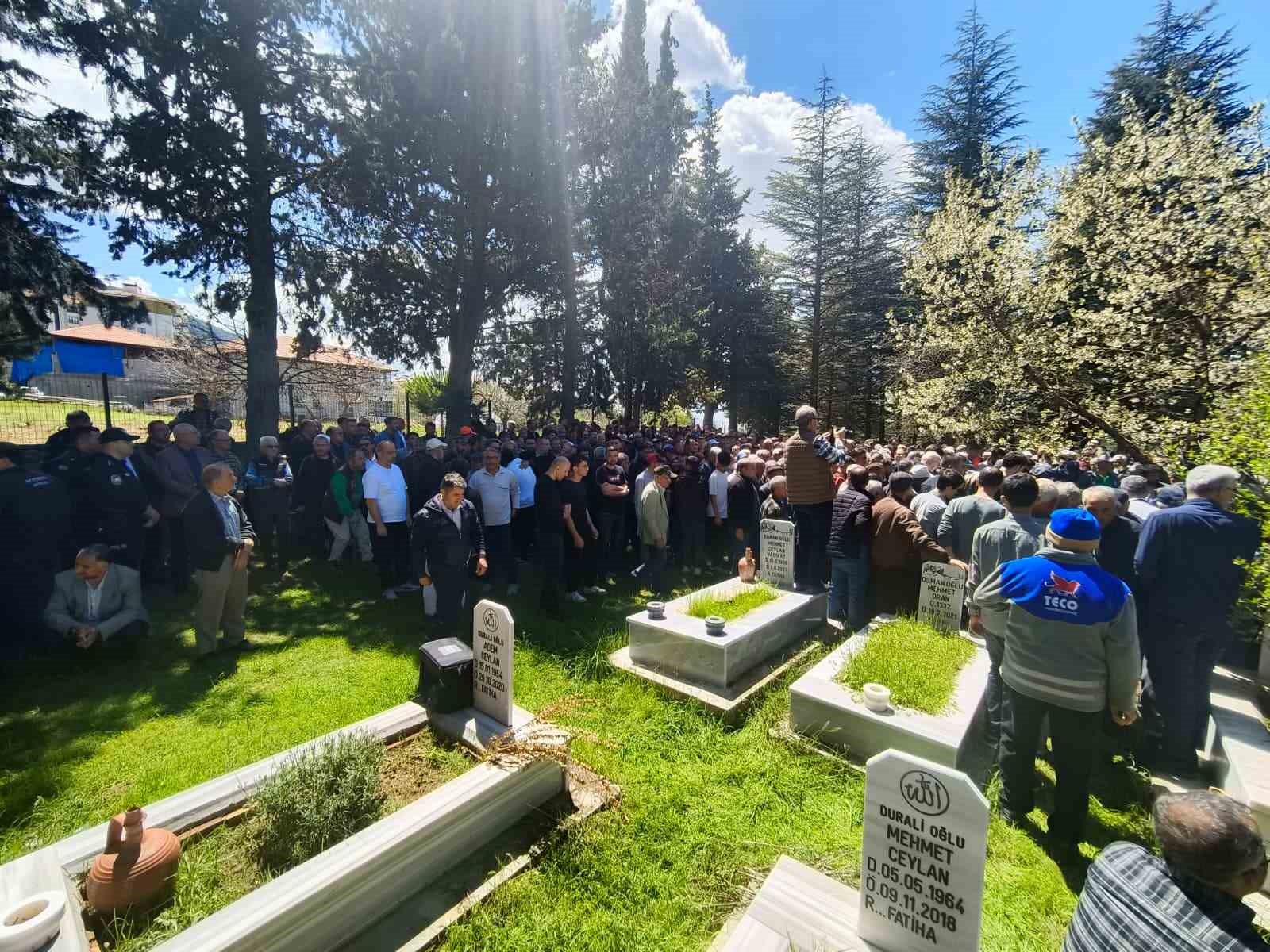 Kazada hayatını kaybeden kamyon sürücüsü son yolcuğuna uğurlandı
