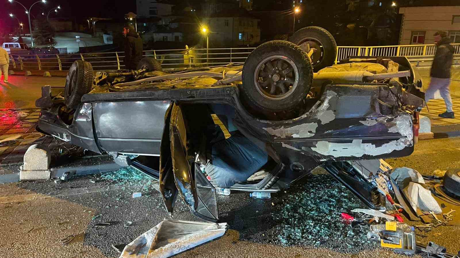 Kazada hurdaya dönen araçtan yara almadan kurtuldu
