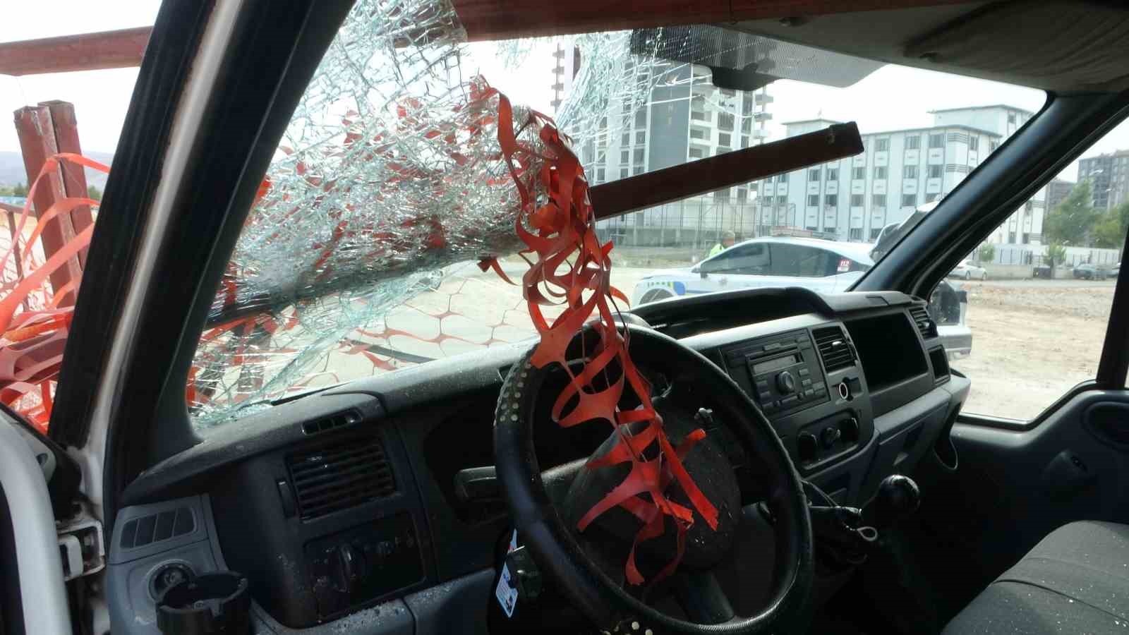 Kazada kafasına demir korkuluk saplanan sürücü kurtarılamadı
