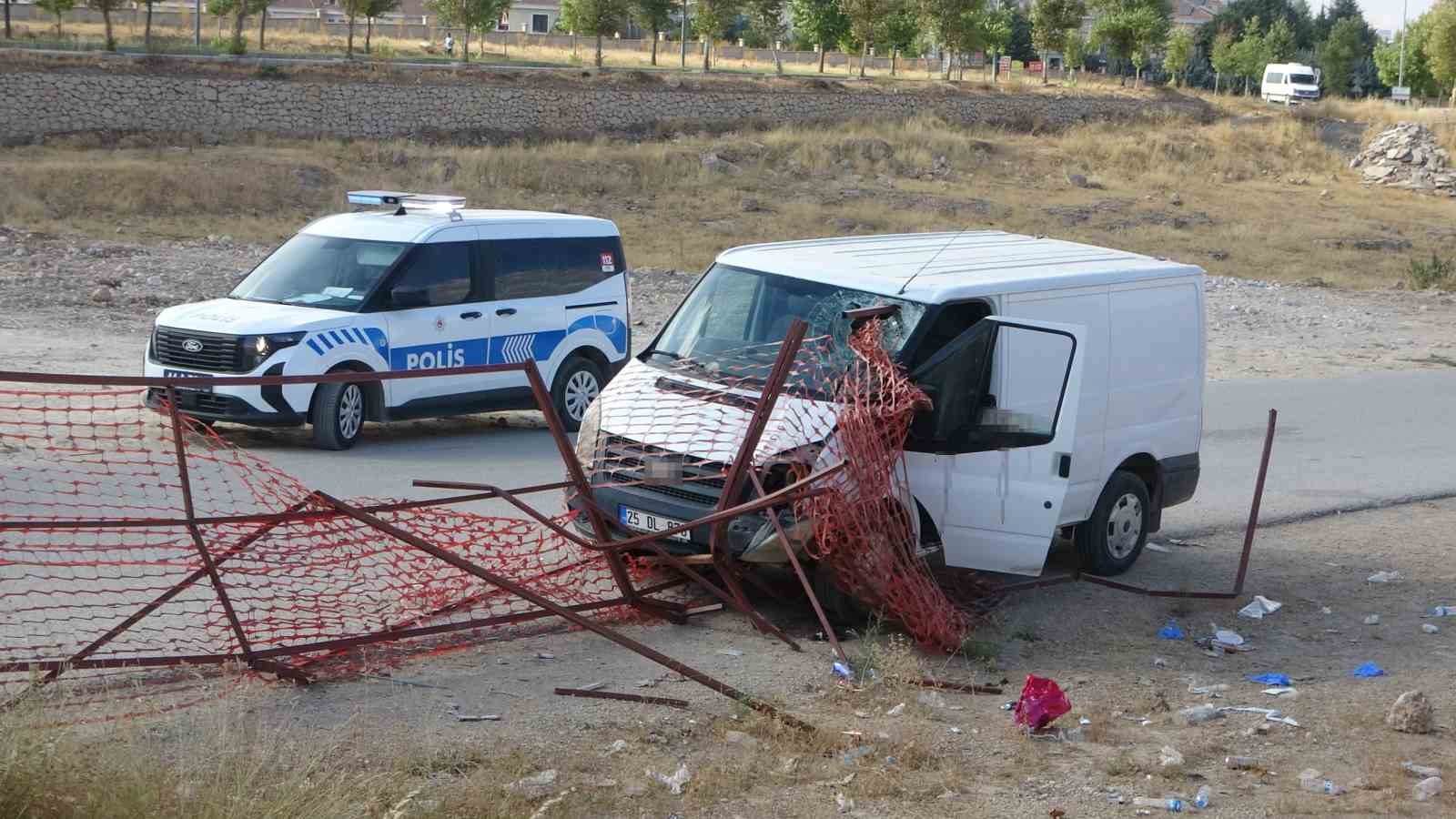 Kazada kafasına demir korkuluk saplanan sürücü kurtarılamadı
