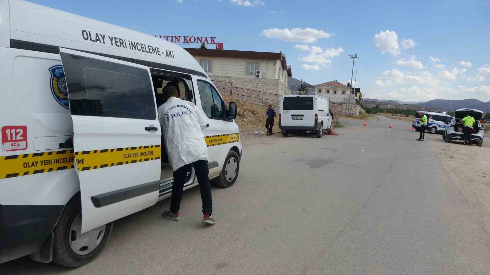 Kazada kafasına demir korkuluk saplanan sürücü kurtarılamadı
