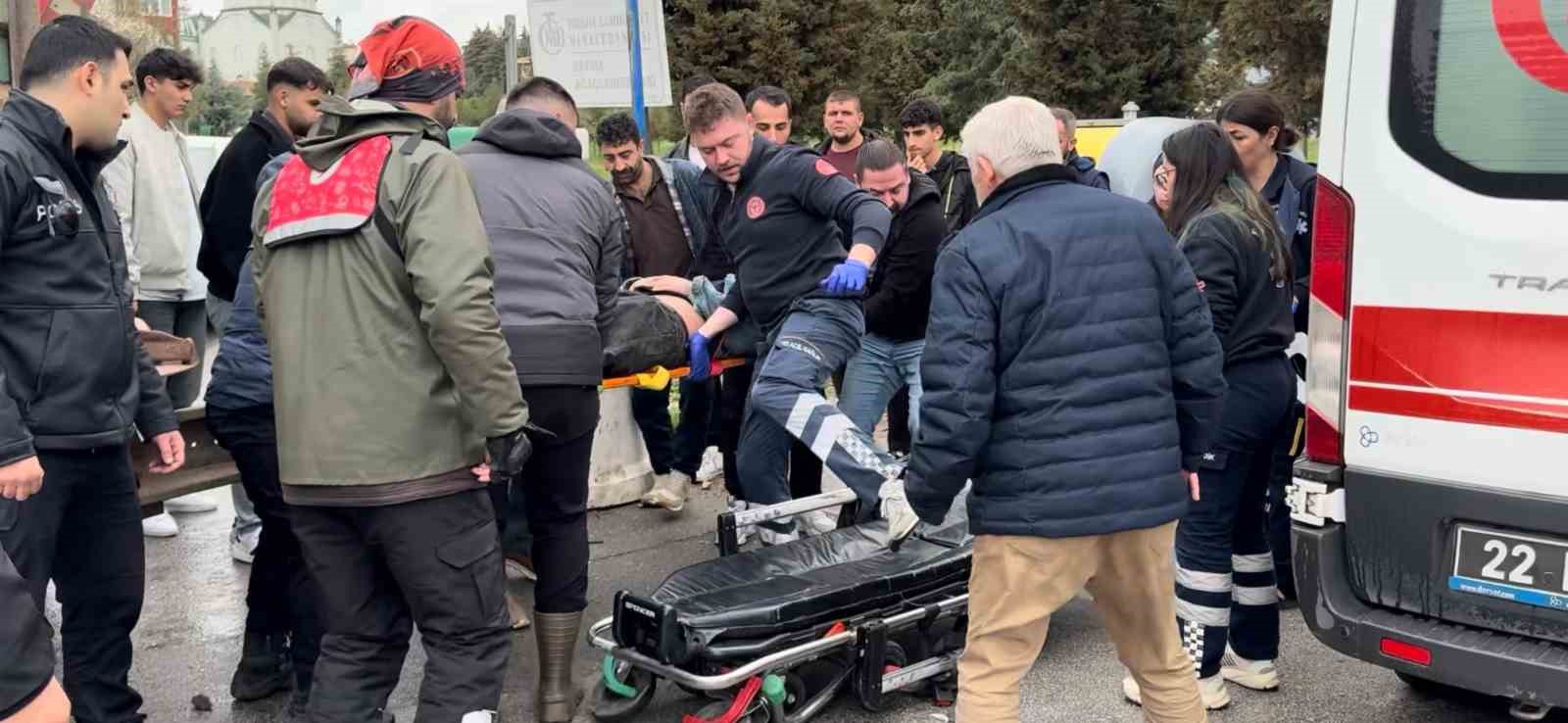 Kazada kamyonun altına sürüklenen motosikletteki 2 kişi yaralandı
