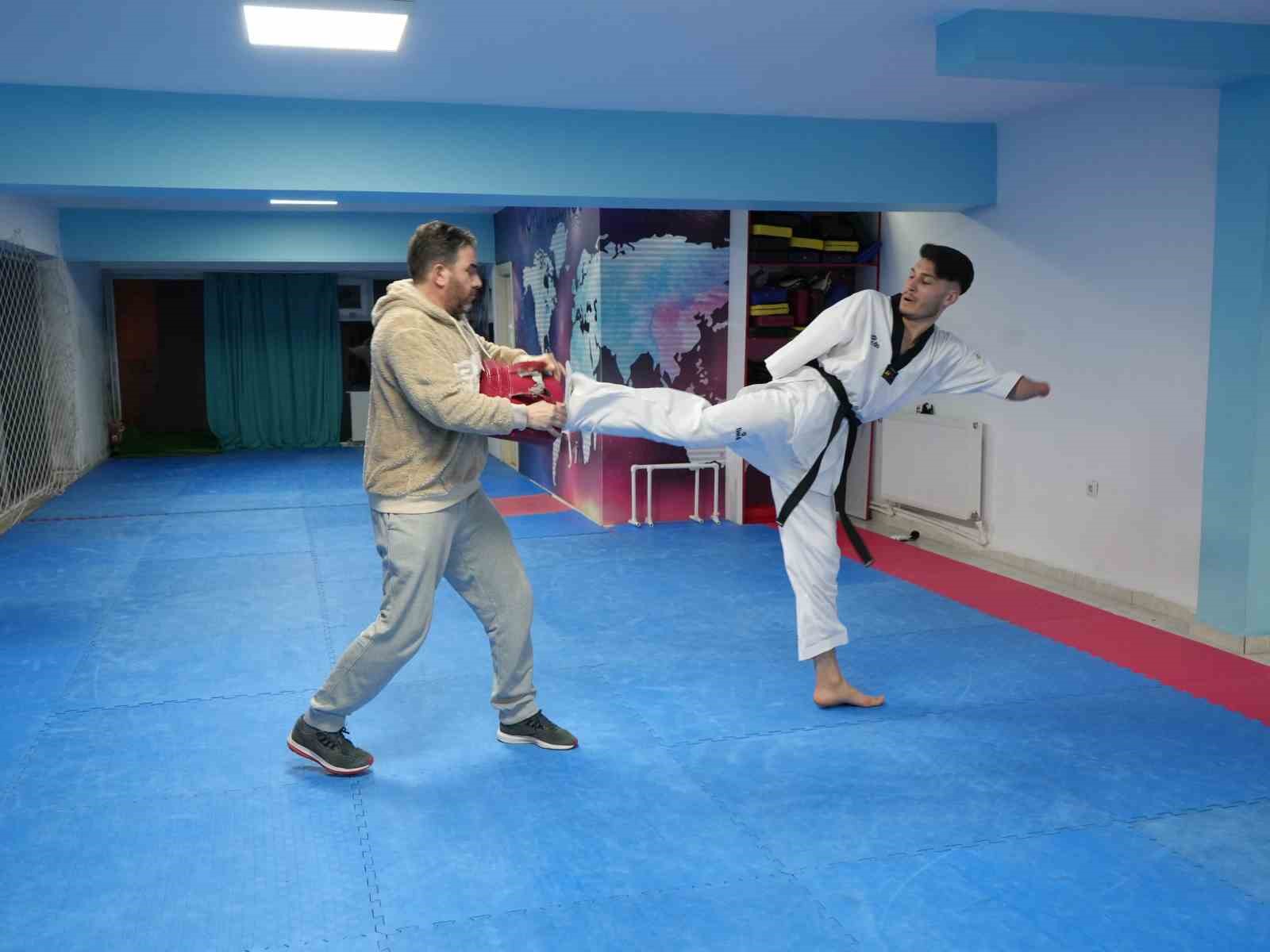 Kazada kollarını kaybetti, taekwondoyla hayata yeniden bağlandı
Kazada kollarını kaybetti, taekwondoyla hayata yeniden bağlandı