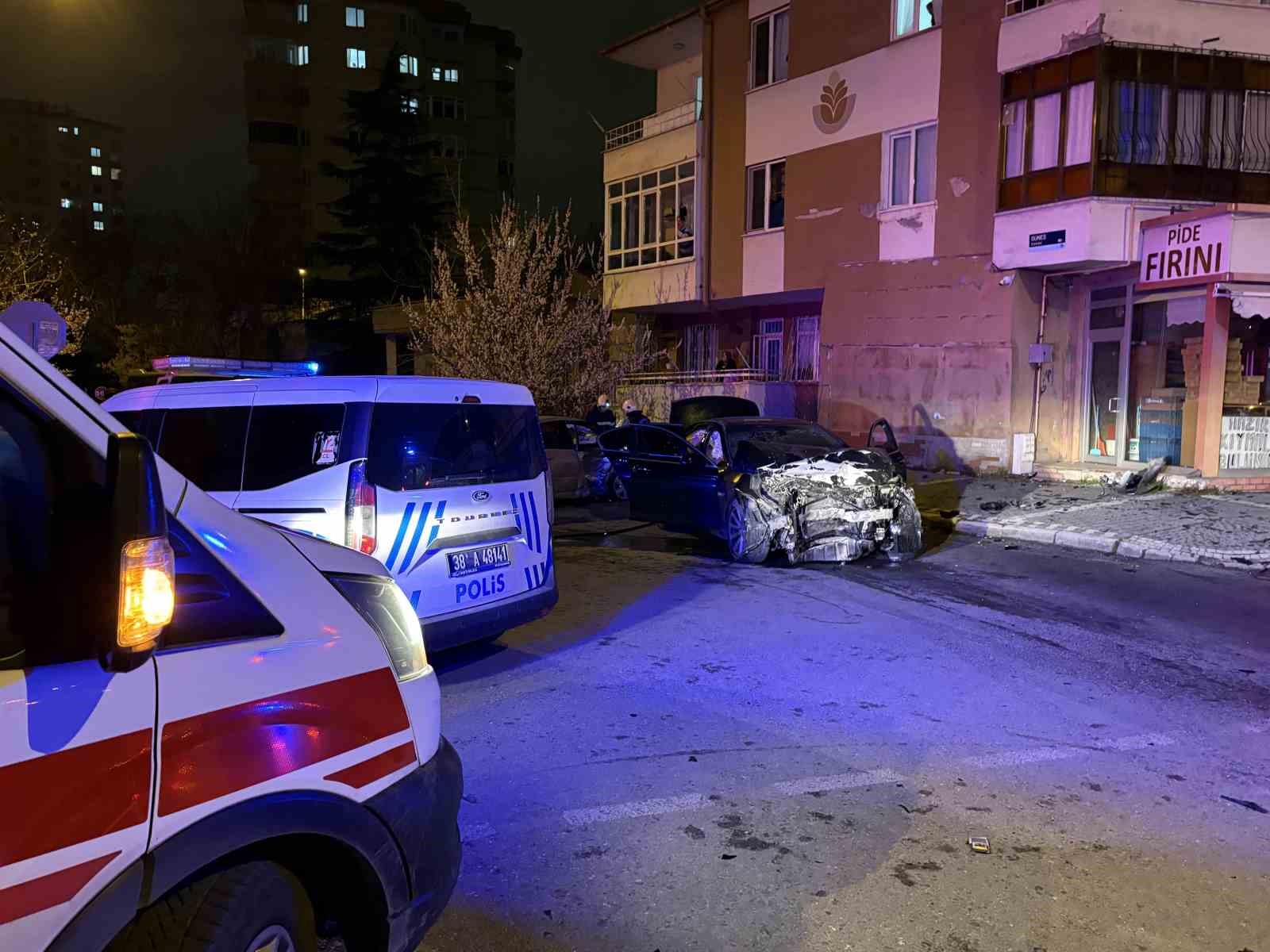 Kazada savrulan otomobil duvarı yıktı: 1’i ağır 5 yaralı
