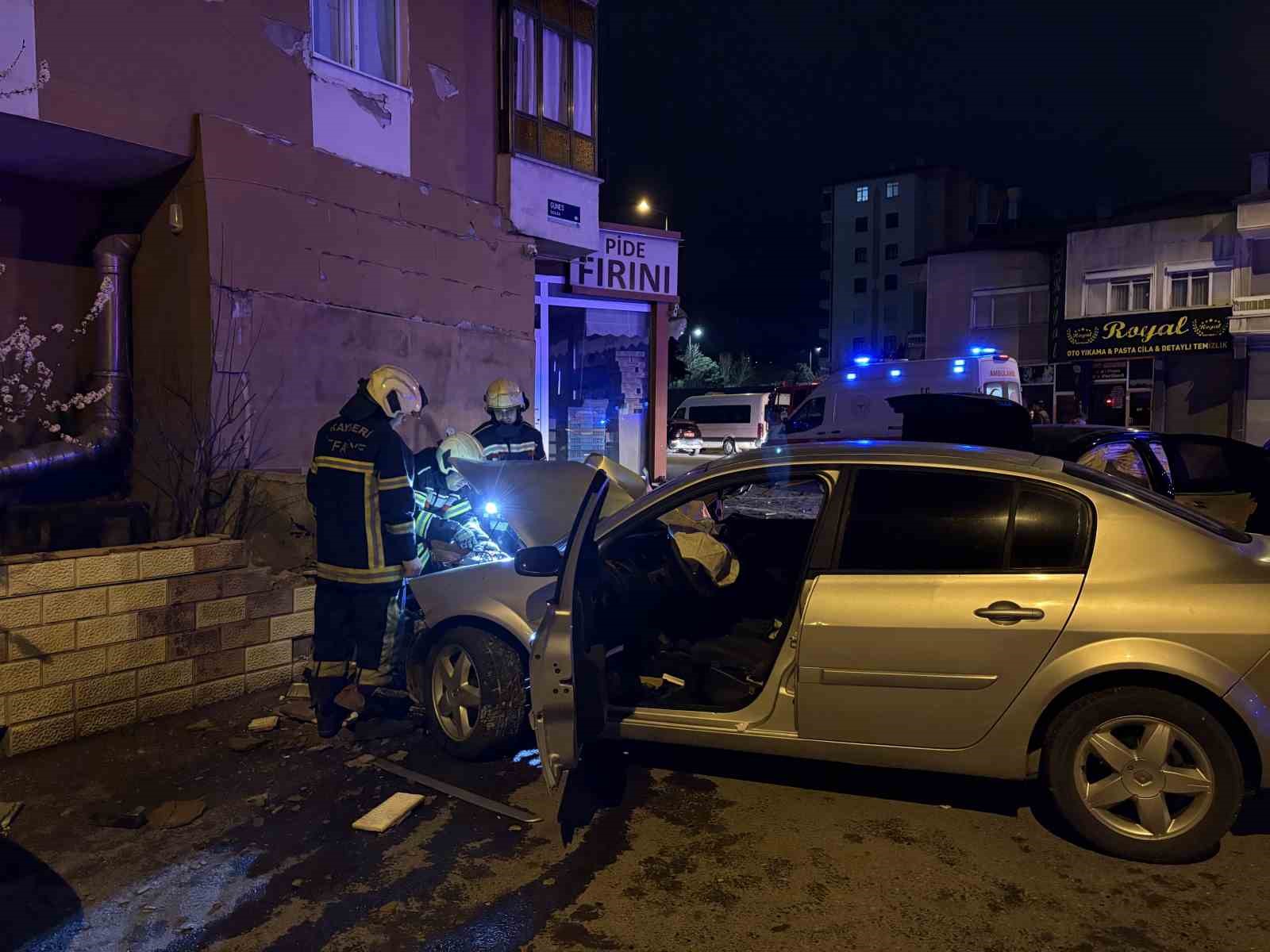 Kazada savrulan otomobil duvarı yıktı: 1’i ağır 5 yaralı
