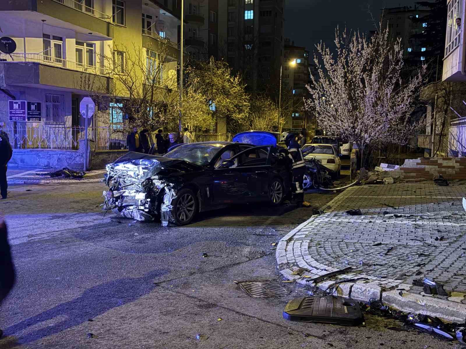 Kazada savrulan otomobil duvarı yıktı: 1’i ağır 5 yaralı
