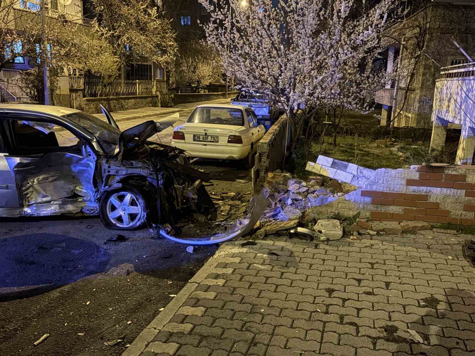 Kazada savrulan otomobil duvarı yıktı: 1’i ağır 5 yaralı
