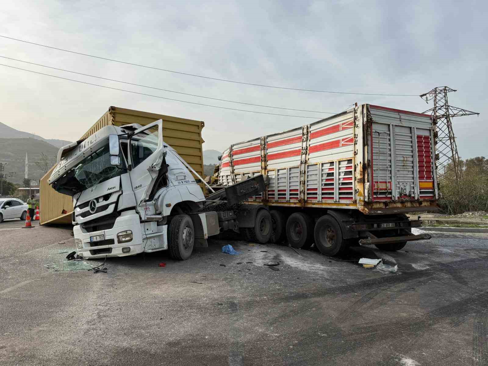 Kazada tırdan devrilen konteyner araçları hurdaya çevirdi
