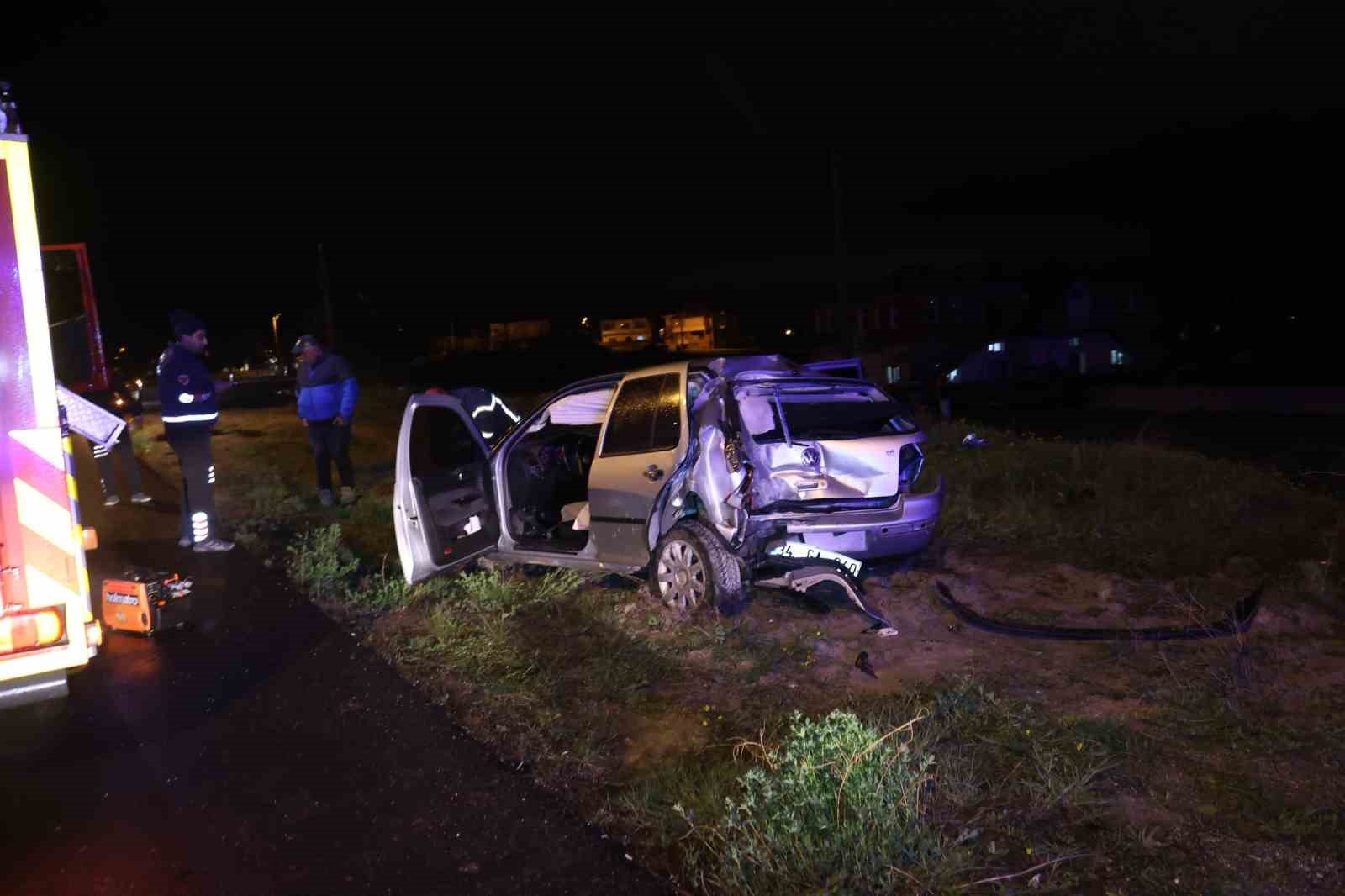 Kazada yaralanan kardeşi ile aynı ambulansa binmek isteyen yaralı ekiplere zor anlar yaşattı
