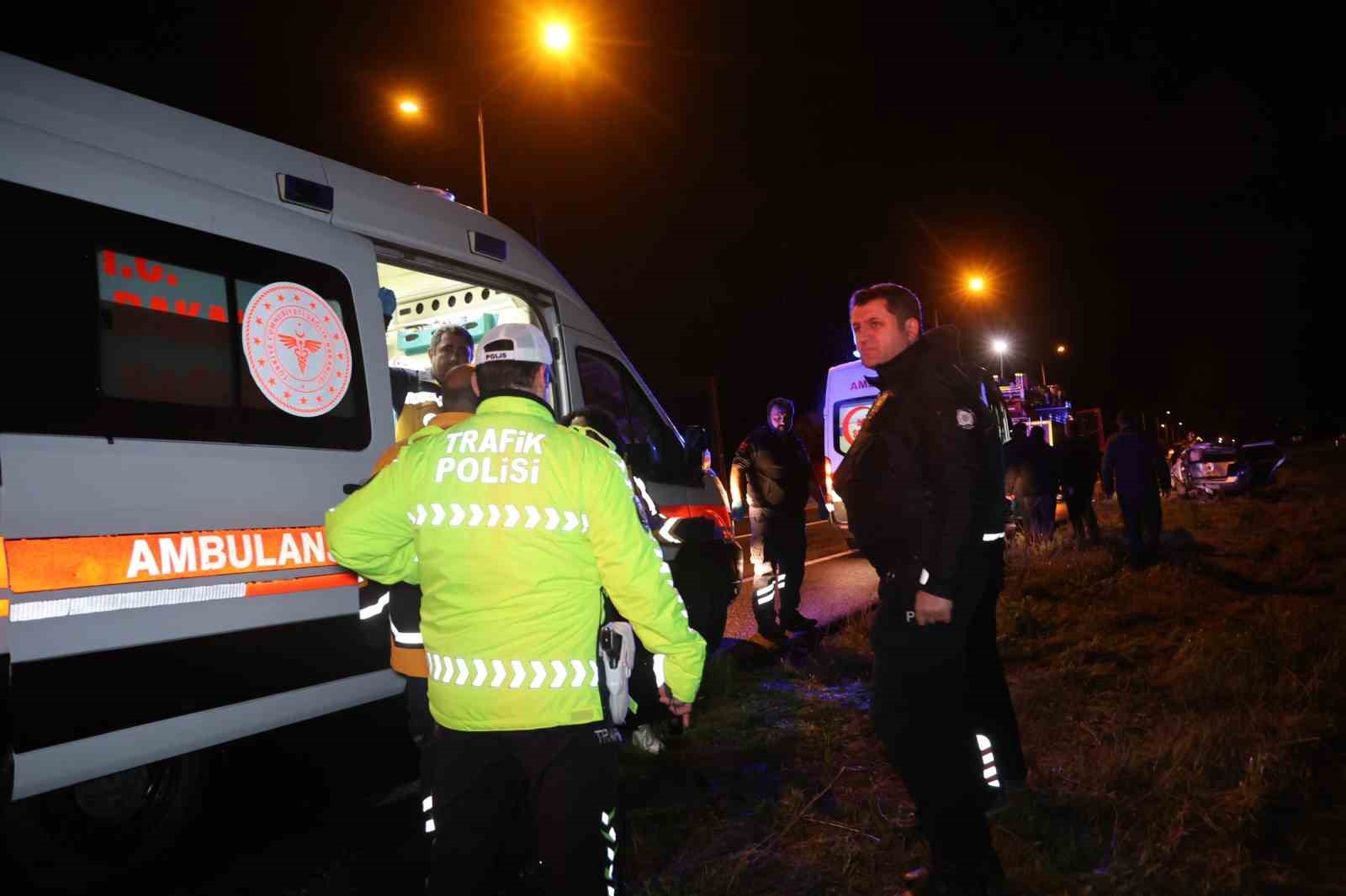 Kazada yaralanan kardeşi ile aynı ambulansa binmek isteyen yaralı ekiplere zor anlar yaşattı
